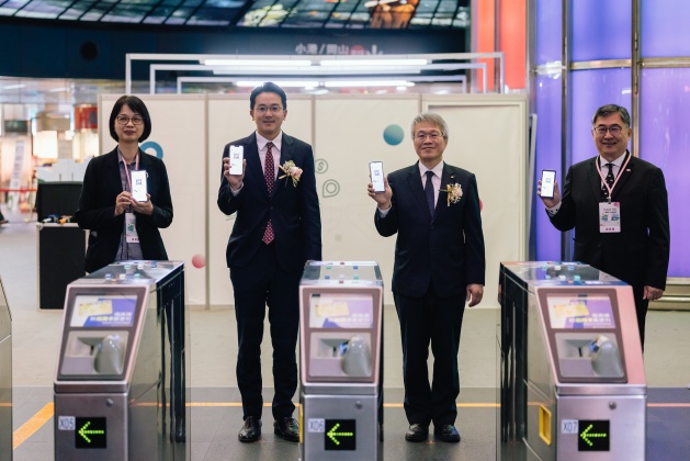 與會貴賓(由左至右)高雄市交通局張淑娟局長、一卡通公司廖泰翔董事長、財金公司林國良董事長、高雄捷運王亞洲總經理於高雄捷運閘門體驗「TWQR乘車碼」服務
