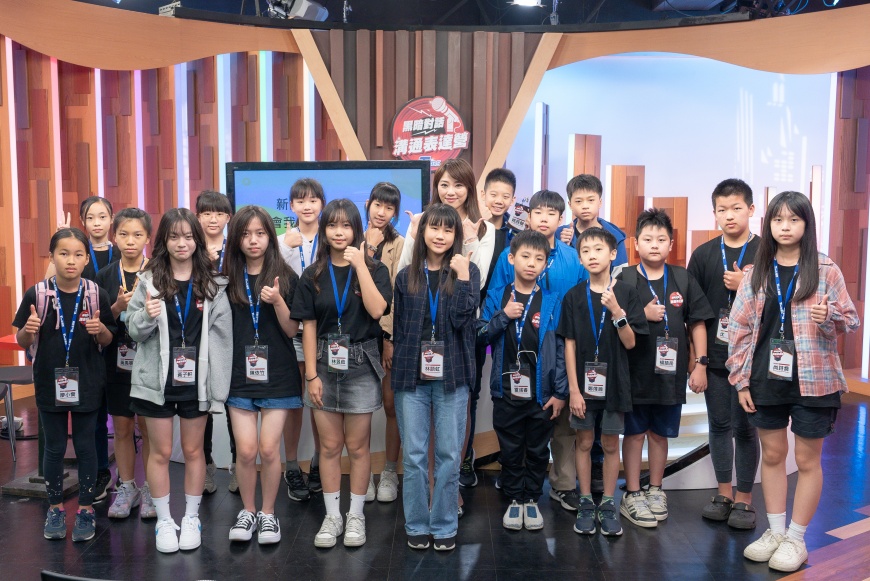 ▲ TVBS主播黃星樺(中)陪伴學員進行夢想短講演練，提升說話自信。照片╱TVBS提供