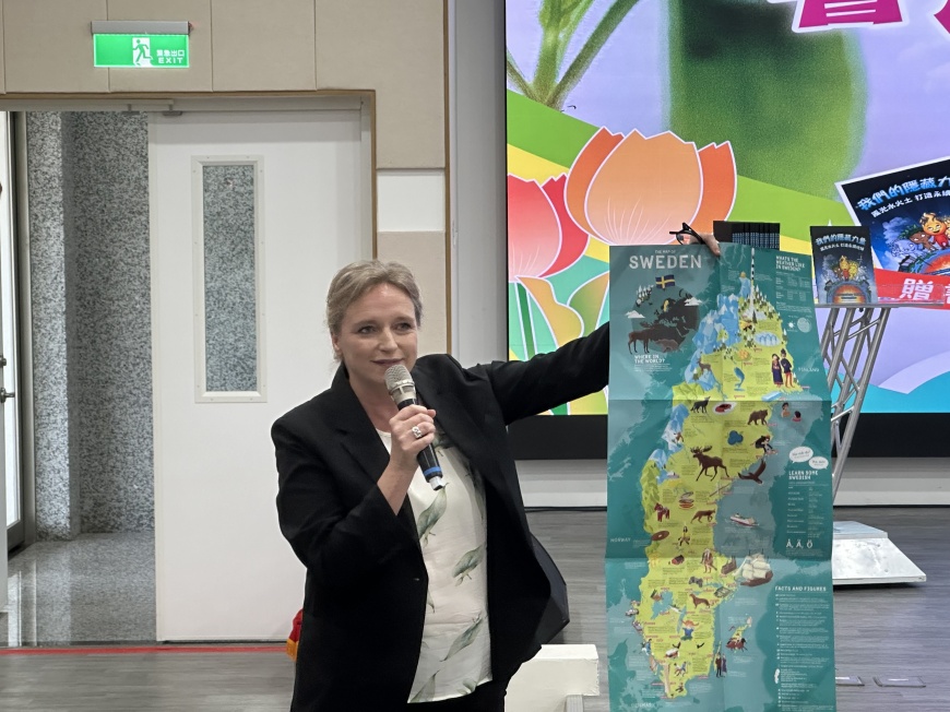 響應世界地球日　瑞典駐台辦事處贈花蓮學子環教繪本