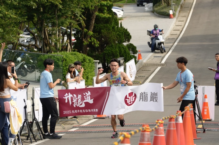 21K光境半馬組第一名張偉紹以01小時31分47秒寫下「2025光境半程馬拉松-升龍道」大會最佳成績,為第一屆賽事締造歷史性一刻。
