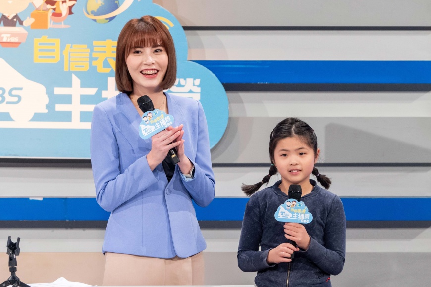 ▲ TVBS主播群親自指導學員上台播報，孩子挑戰主播檯實境演練，信心滿滿。左為主播李作珩。　照片╱TVBS提供