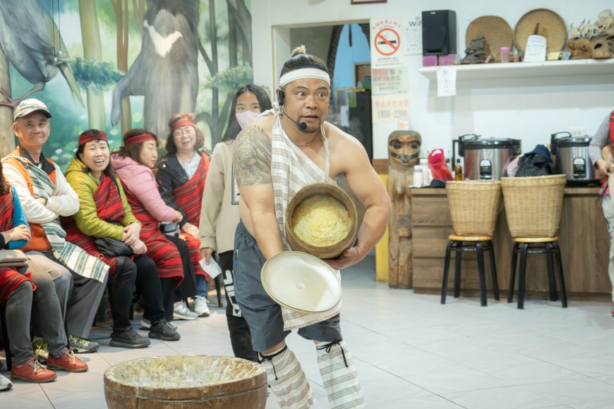 泰雅族傳統搗小米體驗。(圖片來源：翰思輕旅攝提供)