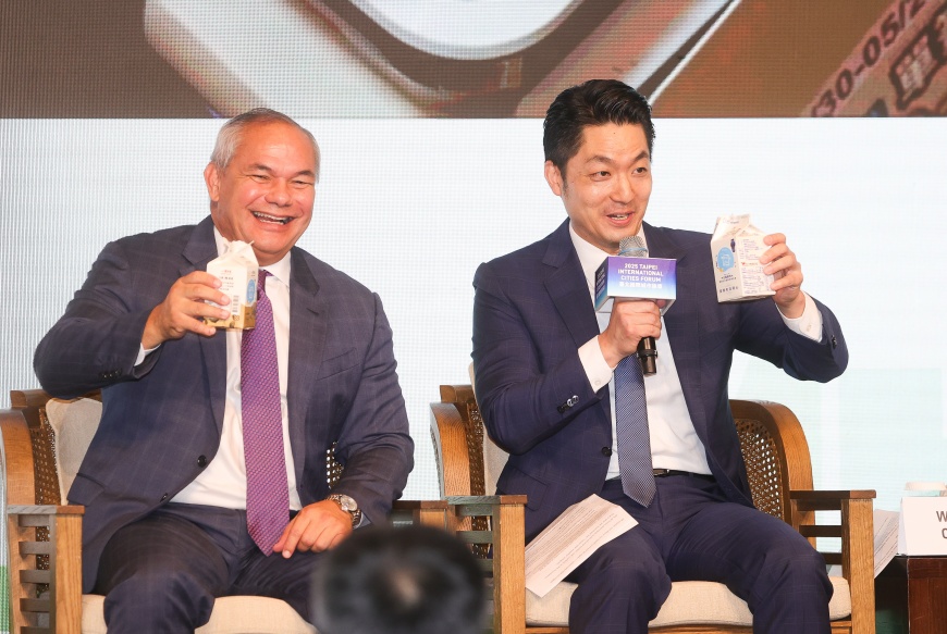 台北國際城市論壇 蔣萬安舉鮮奶週報談創新健康