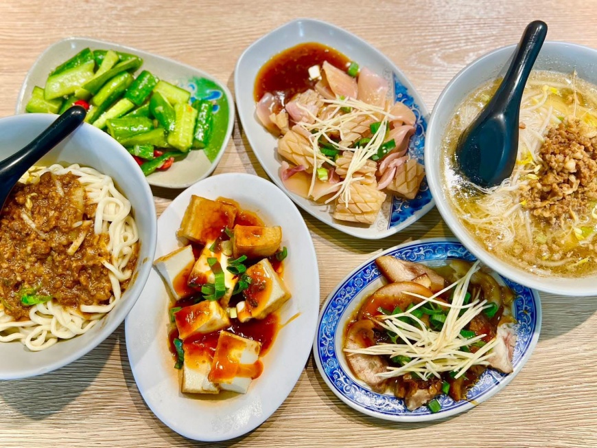 圖說3 「阿嬤麵店」整桌滿滿美味料理,令人口水直流。