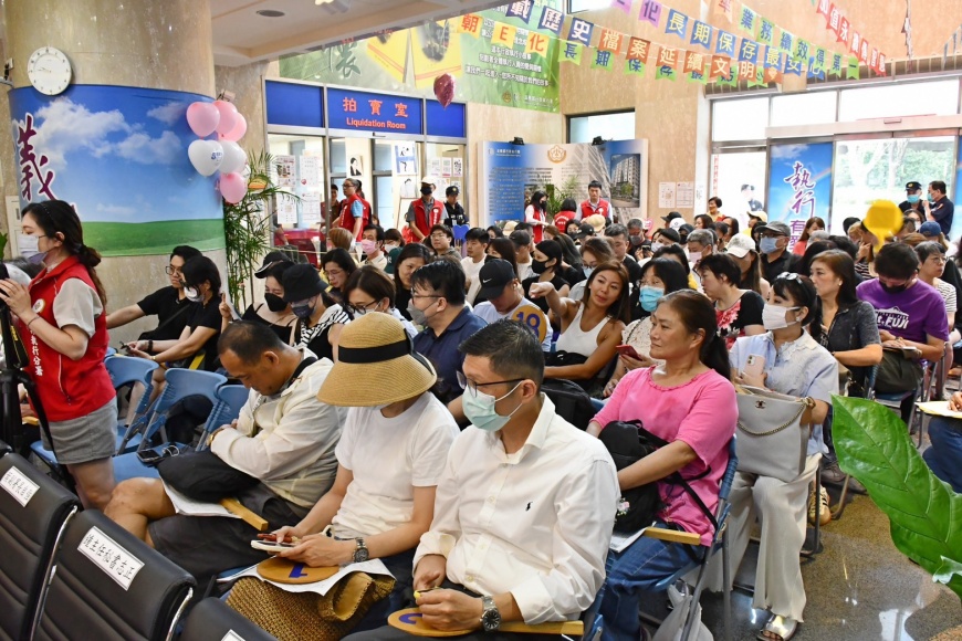 士林分署520加開一場「名牌精品」專場拍賣會盛況，吸引超過百位民眾共襄盛舉。（圖／士林分署提供）