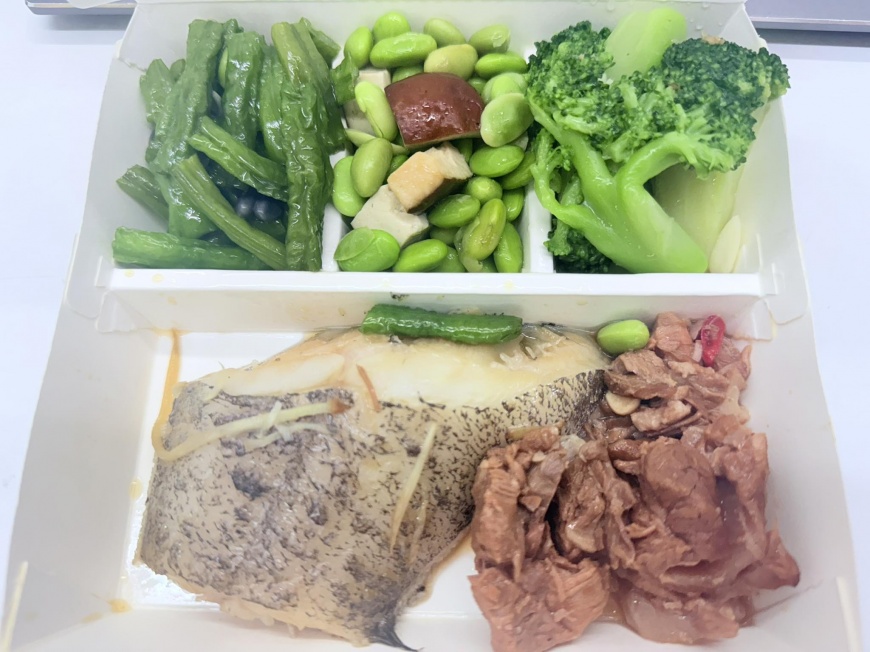 原PO夾了雙主菜搭配3道配菜,結果結帳付了185元。(圖/翻攝自「台南大小事」臉書)