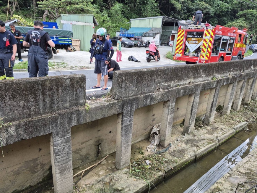 男子摔進排水溝，警消到場救援。（圖／民眾提供）