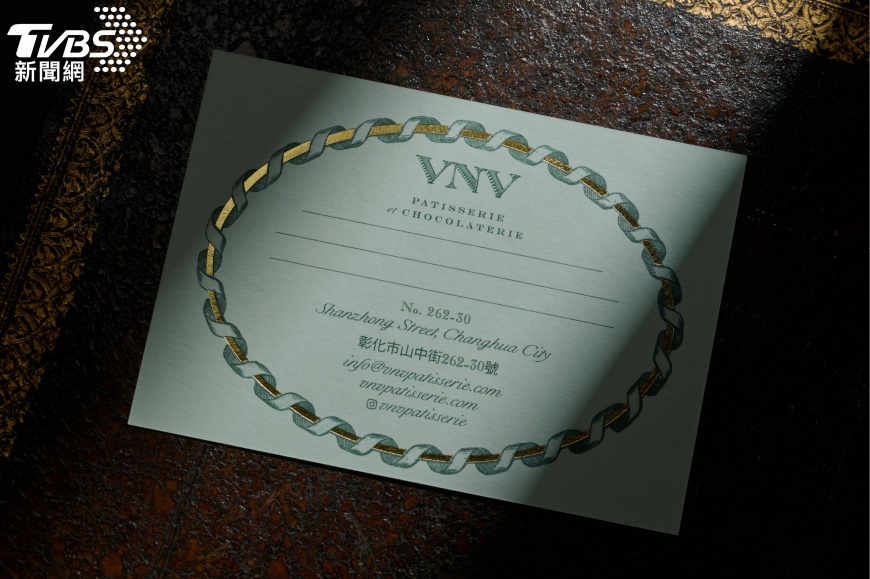 VNV團隊邀請巴黎的視覺設計師Violaine & Jérémy為其量身打造品牌標誌、色彩選擇、紙材印刷、包裝呈現等所有細節,完美展演極致法式美學 (圖/VNV Pâtisserie et Chocolaterie)
