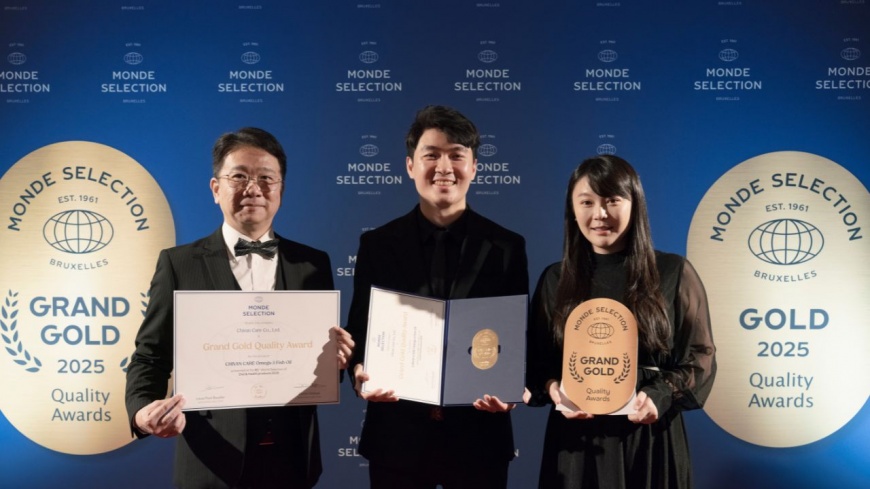 VANNISE 創辦人 Tony 與 Bennise 受邀與知凡研物出席,親自領取 Monde Selection 世界品質評鑑大賞特級金獎。 圖/VANNISE 溫倪詩提供