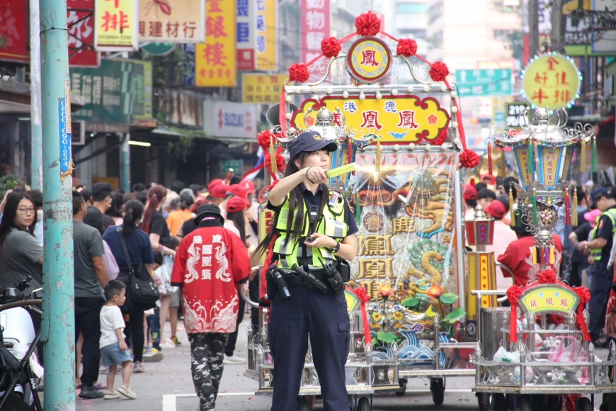 員警頂著豔陽在路口交管。（圖／TVBS）