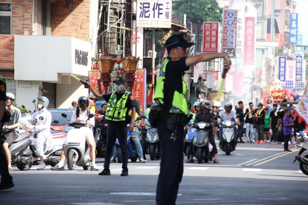 員警在揮汗在路口交管。(圖/TVBS)