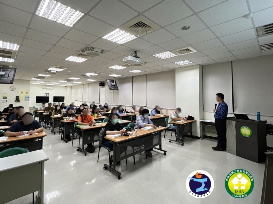 工安協會學員在教室內聆聽專業職安講師授課(由臺中市政府勞動檢查處及工業安全衛生協會臺中職業訓練中心提供)