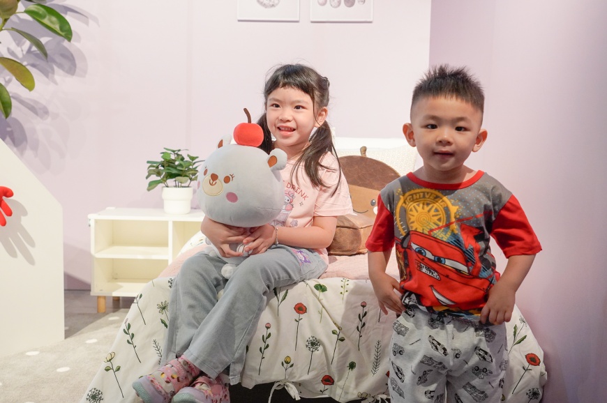 針對孩臥房型,包含床鋪大小及桌椅高度,也因應不同孩子年齡而有對應設計(新北社會局提供,圖中小孩非安置兒)
