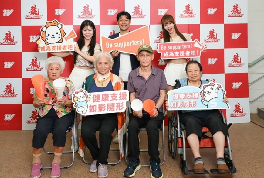 「Be supporters!」計畫力邀參與計畫的長者擔任賽前播報球員名單嘉賓，並和味全龍的小龍女們攜手站上髮香區賣力應援。（第二排左起為人氣小龍女賴可、三得利健益總經理、人氣小龍女Yuri）