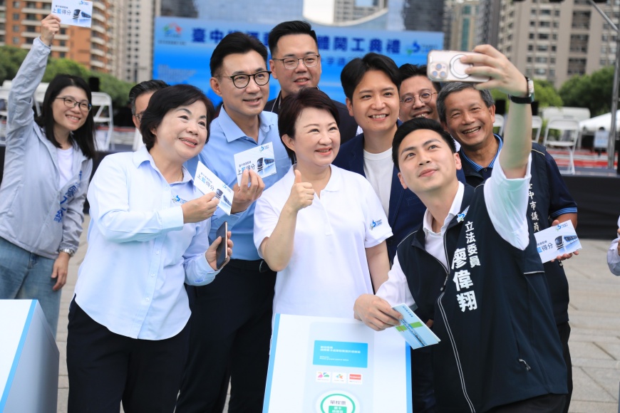 盧市長與多位民代合影,共同見證歷史性的一刻。(圖/台中市政府新聞局提供)
