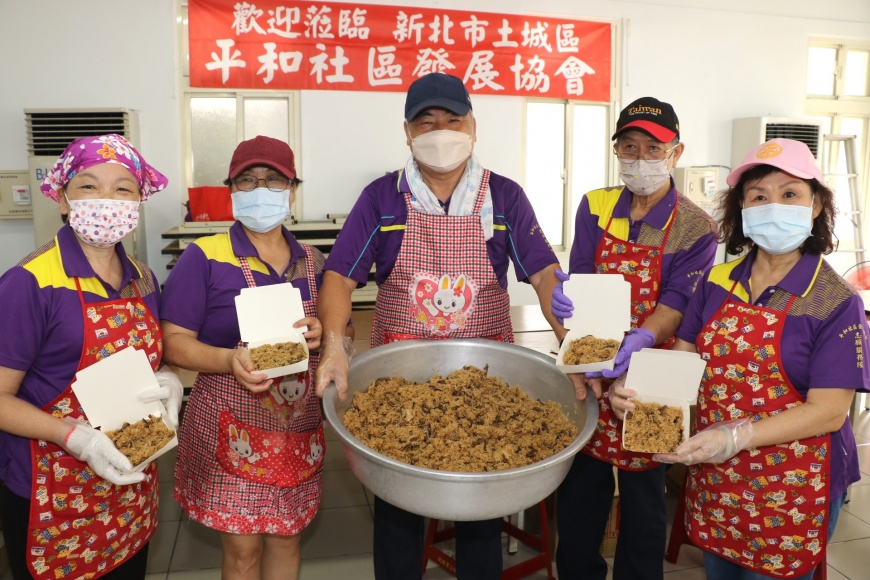 土城平和社區除了花生糖口碑遠傳,小產業油飯也是遠近馳名