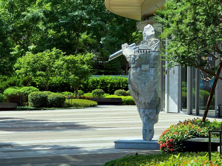國際雕塑個展《恒續之脈》作品《初息 First Breath》展出於新莊街道公共空間