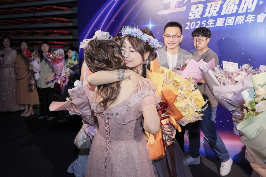 台下眾多鮮花與祝福,見證生麗人互相扶持、共同成長的動人情誼
