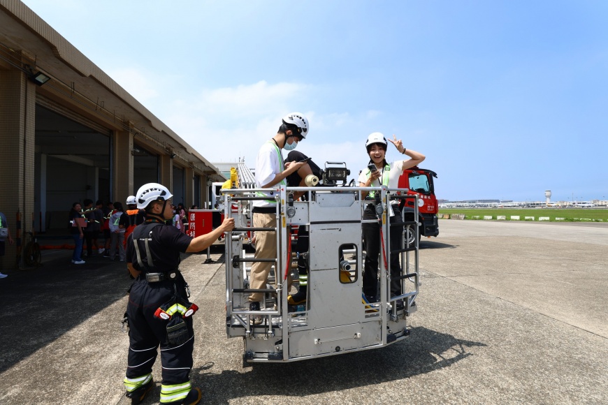 去年桃園機場體驗營學員實際登上雲梯車,體驗機場消防搜救勤務。
