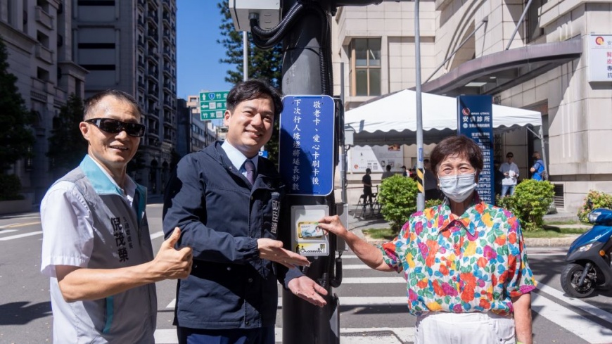代理市長邱臣遠、交通處長倪茂榮與長輩共同合影，宣告「敬老愛心號誌」正式啟用。（圖片來源：新竹市政府）