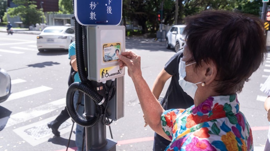 全國首創！竹市啟用「敬老愛心號誌」。（圖片來源：新竹市政府）