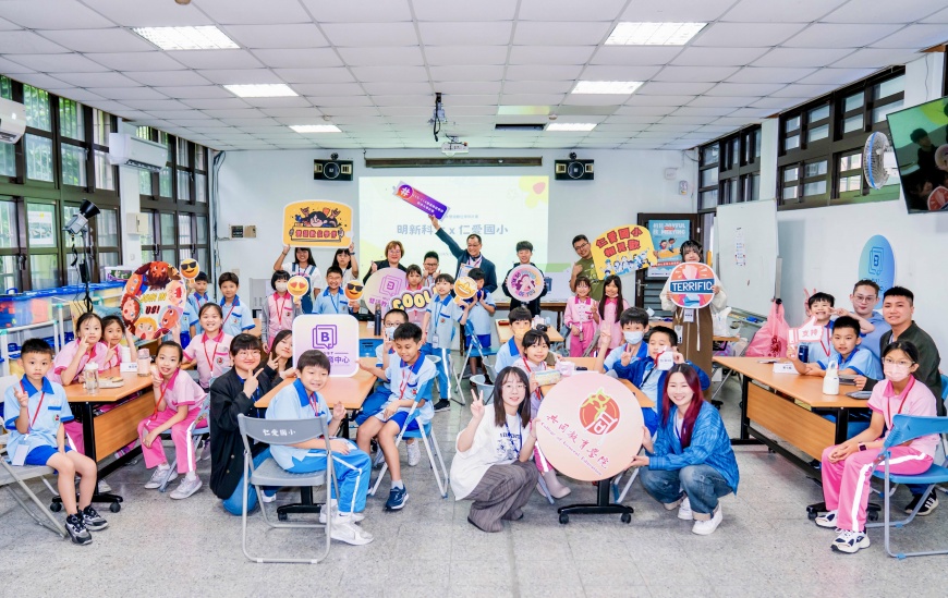 圖2 明新科大執行雙語數位學伴計畫,培育大學生成為英文教學輔導小老師,透過遠距教學協助新北市至彰化縣7所偏鄉國中小學生,進行為期1年半的雙語數位遠距教學。圖為大小學伴相見歡