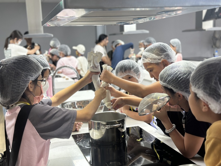 國小生化身小廚師,分工合作完成指定料理。