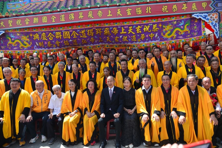 圖2-中華民國立法院院長韓國瑜先生與夫人，也於百忙之中接受邀請連袂出席祝聖會場，恭祝 北極玄天上帝飛昇得道紀念誌慶，祈求國泰民安、風調雨順。