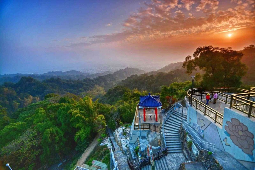 圖5-受天宮依山勢而建，殿宇巍峨壯麗，地處中台灣制高點，能遠眺彰化平原與濁水溪流域，視野遼闊，被譽為「南北信眾的心靈交會點」，是全台進香香客必至聖地。