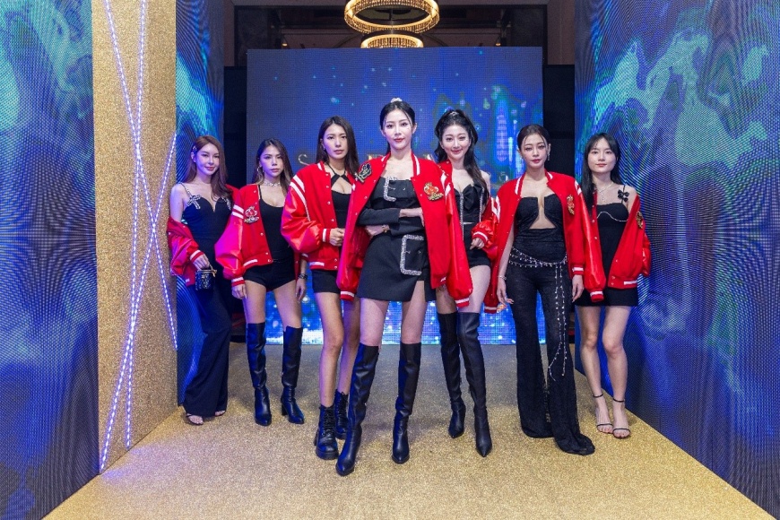 圖說：浪凡集團布局德州撲克競技產業，戰隊女孩首次於星潮之夜亮相，展現新世代娛樂跨界風采。(照片由浪LIVE提供)