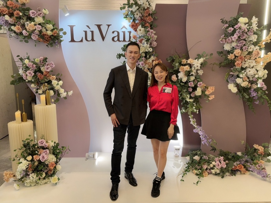 「LuVaii露琺意醫美集團」創辦人阮丞輝總經理親自與消費者說明全身皮膚管理技術一條龍服務。