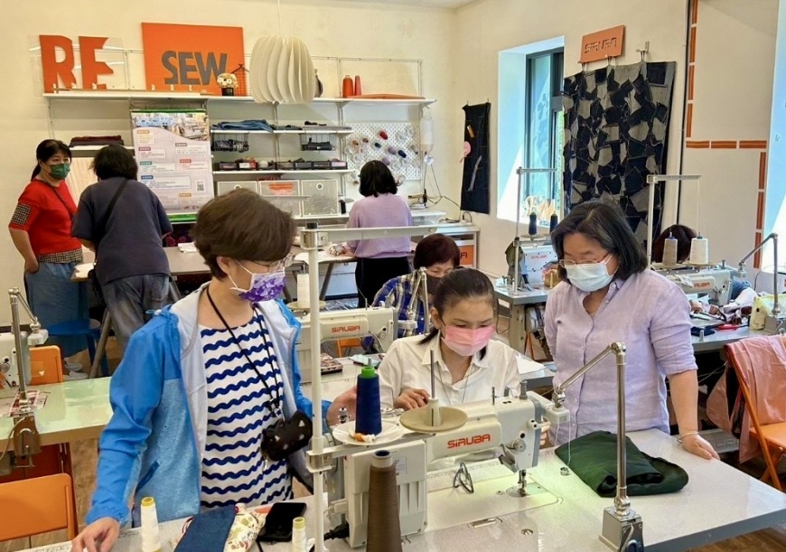 「新知工坊」透過專業講師指導縫紉技巧,培力婦女裁縫與創作能力,提升就業機會並為創業鋪路。(照片由台北市婦女新知協會提供)