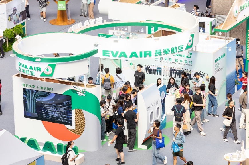 長榮航空展示仿生薄膜技術『AeroSHARK』，以創新設計展現節能減碳效益，現場吸引眾多民眾關注。