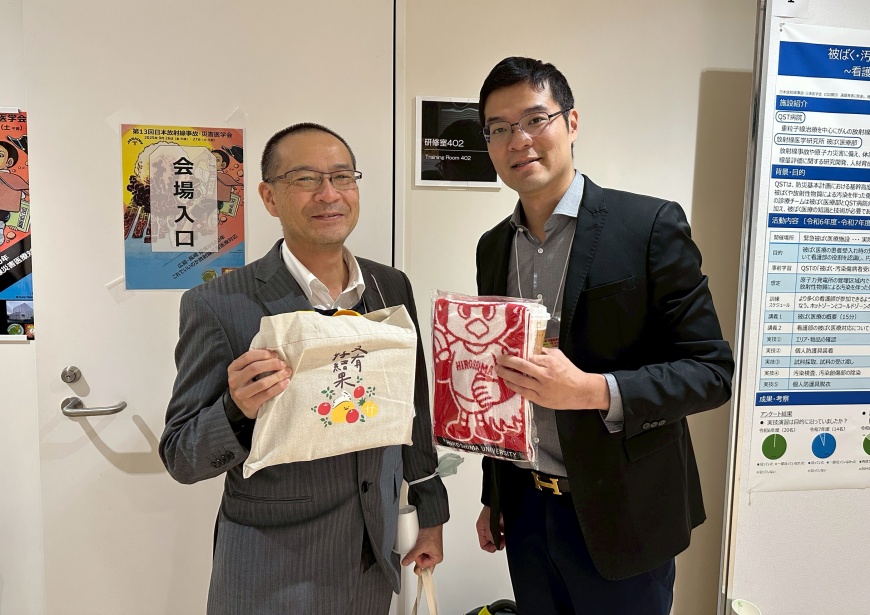 圖4. 麗寶新藥總經理劉朝瀚與福島醫科大學放射線災害醫療學講座主任教授長谷川博士，雙方相見歡交換禮物。