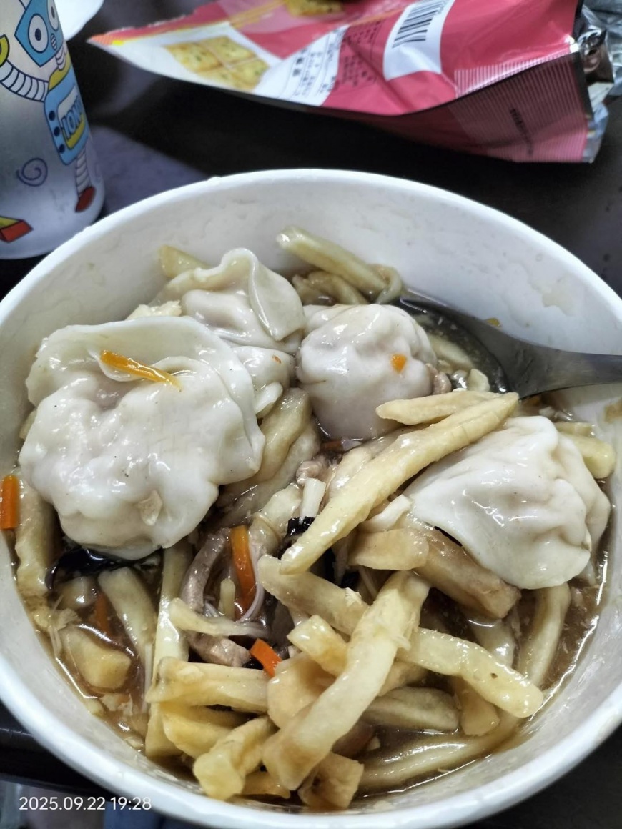原PO將隔夜薯條搭配酸辣湯餃食用,結果竟直呼「好吃」。(圖/翻攝自「爆廢公社二館」臉書)