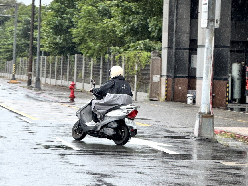 ▲C2C極鋒雨衣推出限時優惠 NT$1280,官網門市同享優惠。(圖/CHECK 2 CHECK提供)