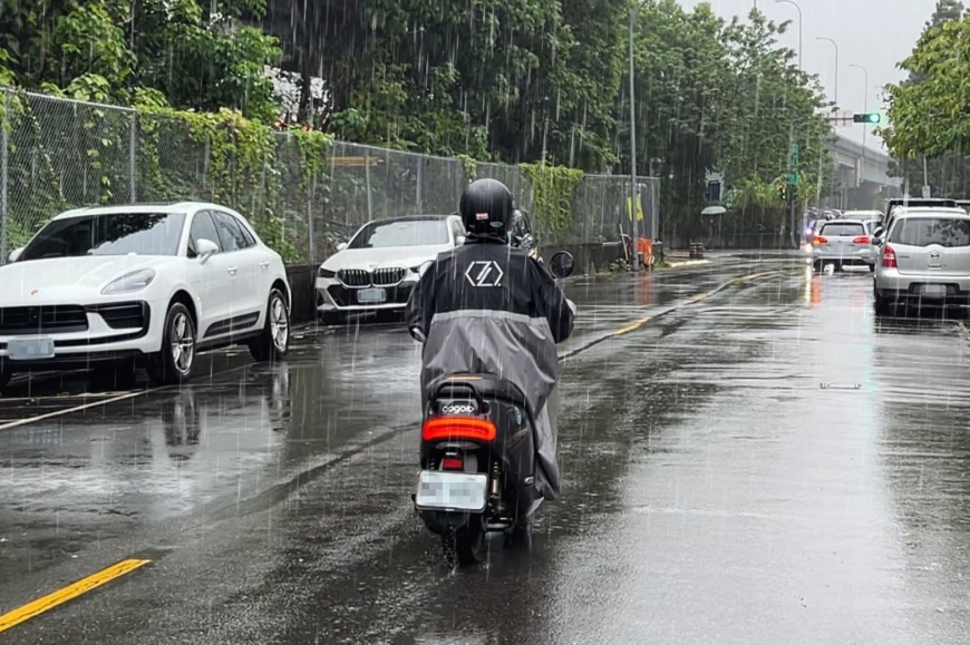 ▲C2C極鋒雨衣受到廣大網友推薦著用。(圖/CHECK 2 CHECK提供)