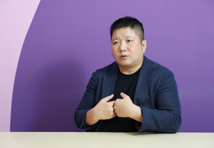 郭俊鑫指出,透過 AI 輔助,WPP Open 平台能自動生成內容並進行深度數據分析,不僅顯著提升作業效率, 更驅廣告行銷創造卓越價值。(圖/數位時代)