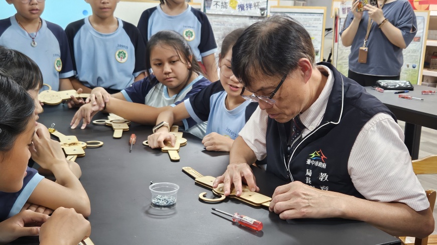 台中市豐原區翁子國小趣玩STEAM館,教育局蔣偉民局長與學童一同實作組合衣架。
