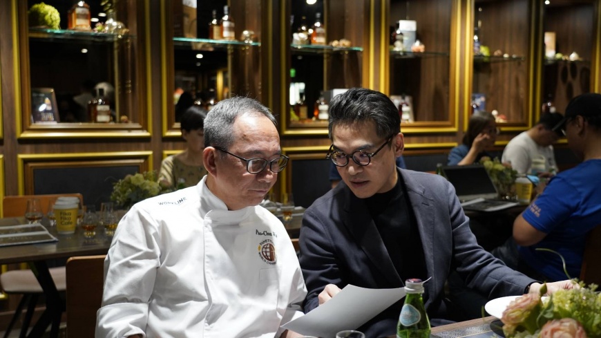 八款週年限定作品以台酒冠軍威士忌香氣為靈魂,融合在地作物如散穗紅高粱與十穀米,展現土地與風味的深厚連結。(吳寶春提供)