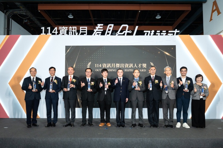 圖說3:2025傑出資訊人才獎得獎者與行政院卓榮泰院長一同留念合影。