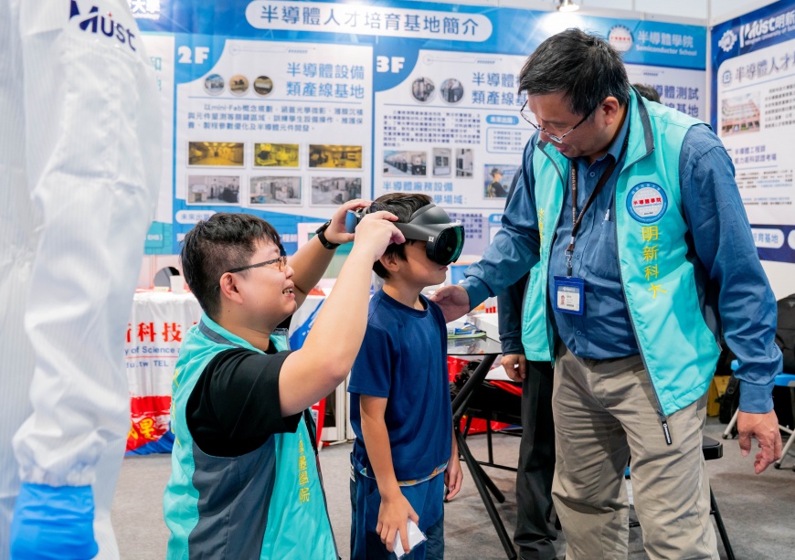 展區推出「半導體工廠VR廠務系統」,讓參觀者透過沉浸式認識半導體產線運作環境。
