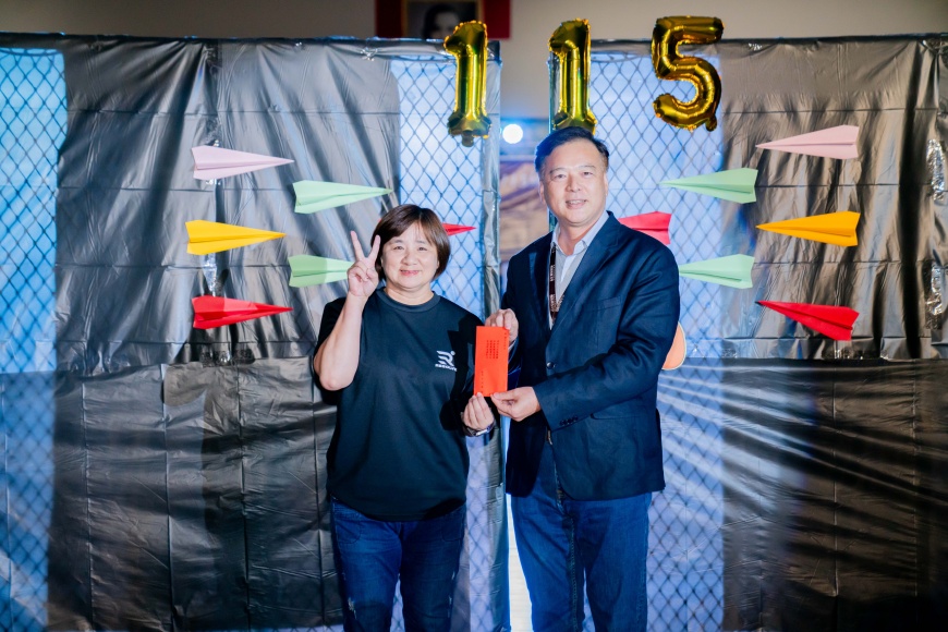 圖二:運管系主任高小芳(左一)於成果發表會中接受呂明峯校長題詞紅包致賀,由副校長劉崇治(左二)代表頒贈,並祝福活動圓滿順利。