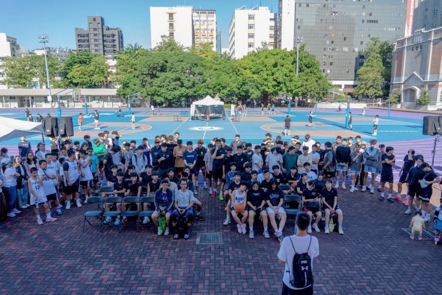 圖說：台中捷運藍線3X3籃球賽_參賽選手合照。(圖/台中市政府捷運工程局提供)
