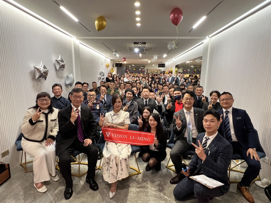遠見保經團隊於中壢中正路「利民營運中心」開幕活動大合照。(圖/業者提供)
