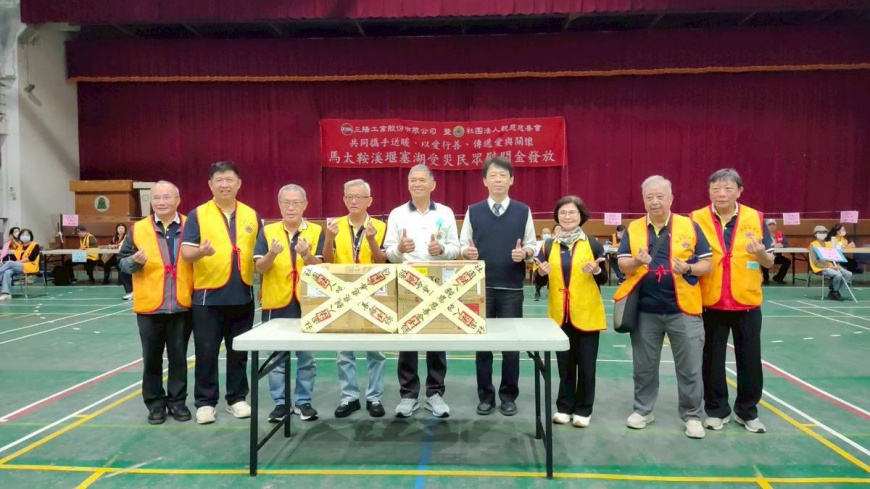 土地銀行副理石克森 (右4)、親慈慈善會理事長陳朝清(右5)於花蓮縣警察局花蓮分局護送抵達的慰問金前確認相關作業,準備開始發放流程
