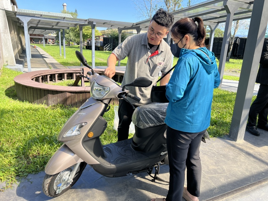 三陽志工協助受災戶辦理領車作業並說明使用注意事項,協助居民儘早恢復交通便利生活