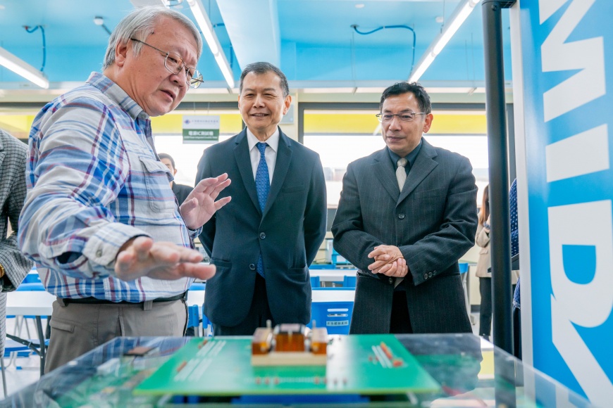 圖三:明新科大半導體人才培育基地前營運長暨跨域教材審定者趙守嚴(左),向泰國 SE-ED 副總裁 Dr. Meechoke(右)及 LiveABC 營運長 Edwin Zoan(中)介紹基地與類產線設備,三方對學校的實作教學能量表達高度肯定。