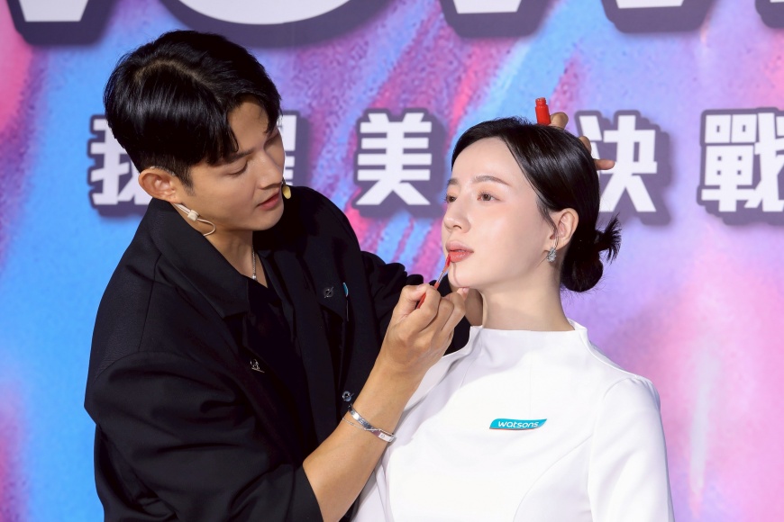 彩妝達人Ivan老師(左)現場示範2026趨勢美妝技巧,點出腮紅與唇彩從細節、層次到打造氛圍感的手法,展現新年度妝容方向。