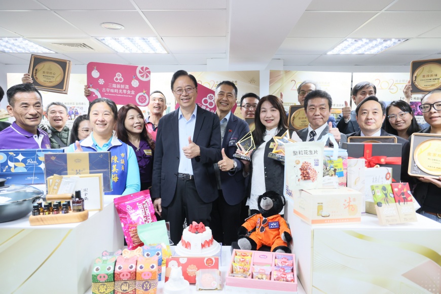 2025桃金獎桃金好禮桃金好店頒獎典禮市長張善政與店家、獲獎禮品合照